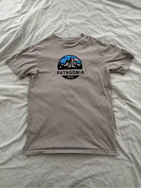 Patagonia 100% Organic Cotton slim fit brown graphic short sleeve shirt